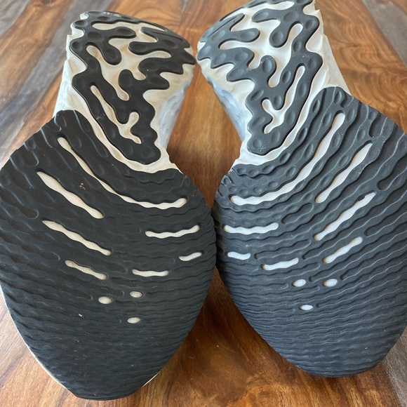 Women’s Nike React Infinity Run Flyknit Sneakers - Picture 11 of 15